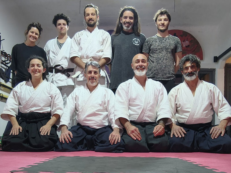 Grupo de alumnos del Yorokobi Dōjō en entrenamiento