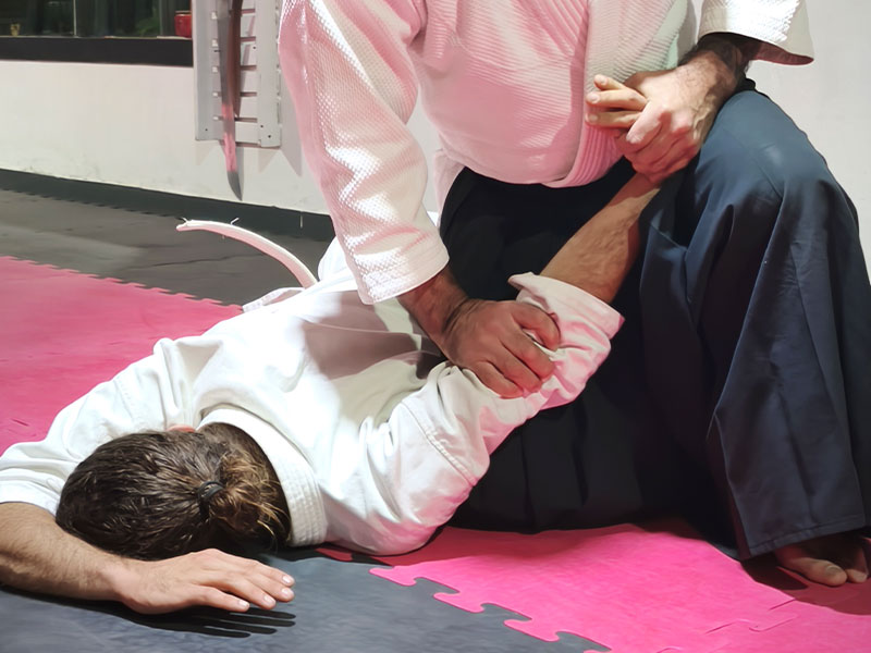 Práctica de caída controlada (ukemi) en el tatami