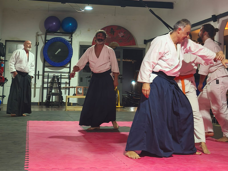 Sesión de entrenamiento grupal en Yorokobi Dōjō